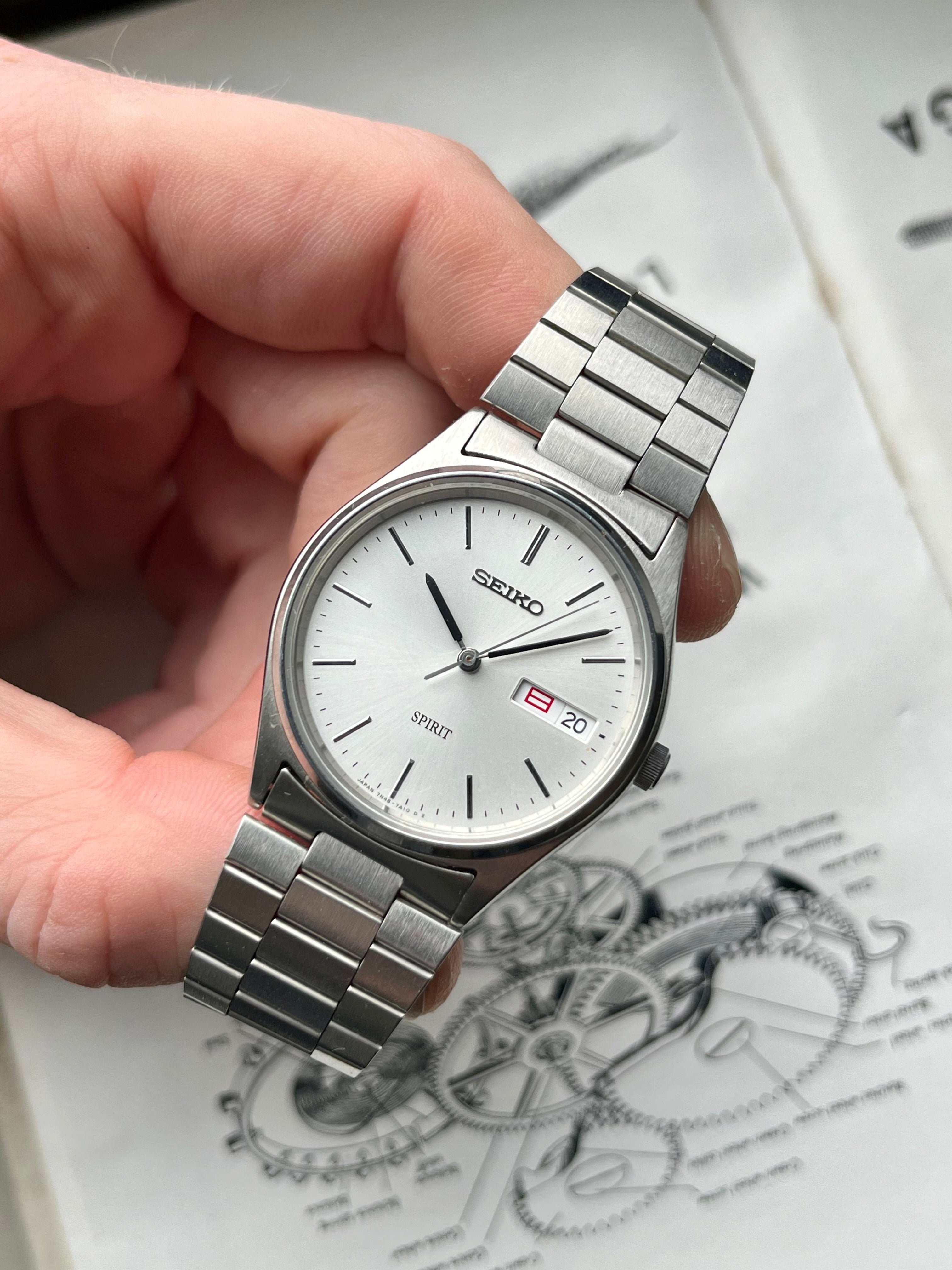 美品 SEIKO SPIRIT 7N48-7A10 MENS QUARTZ Vintage 1980s Seiko Spirit Men's Wrist-Watch Ref # 7N48-7A10