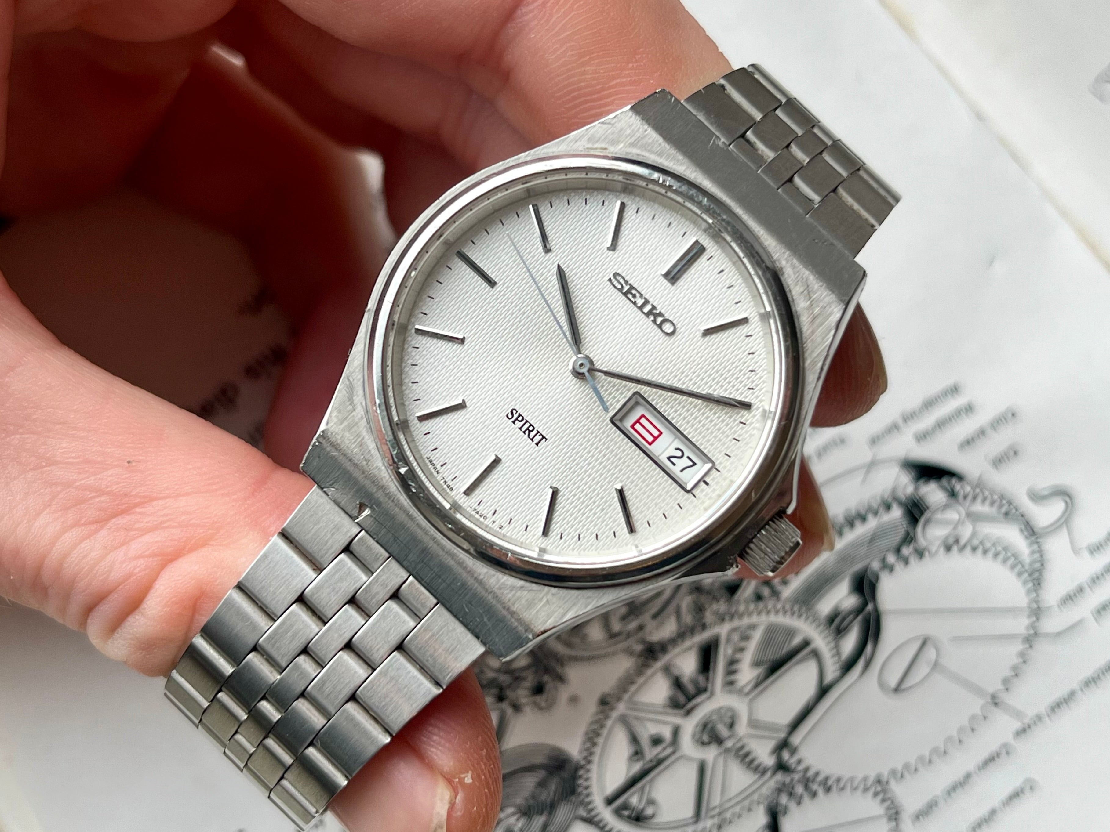 美品 SEIKO SPIRIT 7N48-7A10 MENS QUARTZ Vintage 1980s Seiko Spirit Men's Wrist-Watch Ref # 7N48-7A10